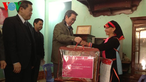 Thống đốc Ngân hàng Nhà nước Nguyễn Văn Bình tặng quà tết cho hộ nghèo Lai Châu - ảnh 1